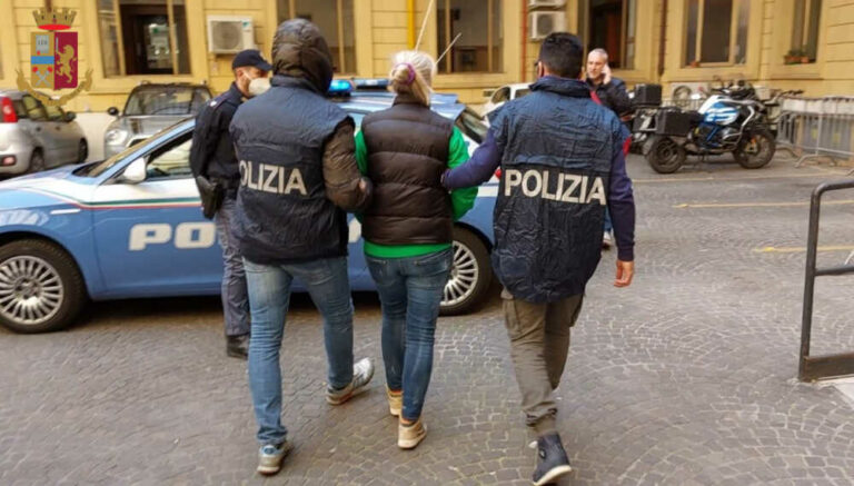 arresto-polizia-donna-arrestata-3