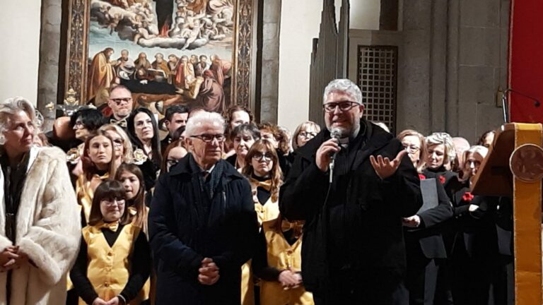 sindaco all'evento cantando intorno al presepe