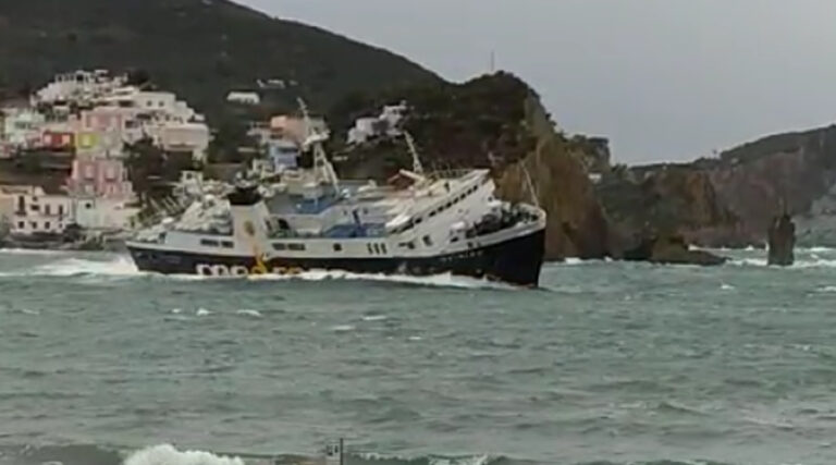 danni-nave-ponza-mare-mosso