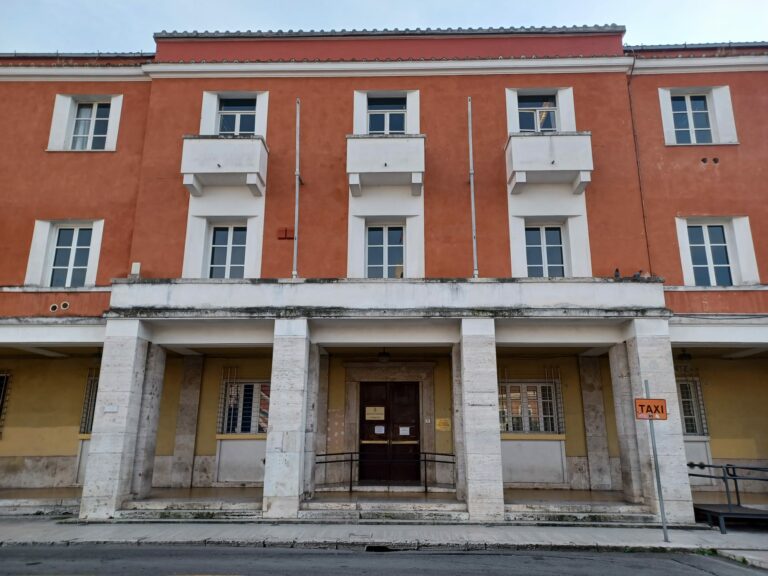 L'EDIFICIO DI PIAZZA DEL pOPOLO CHE OSPITA IL SERVIZIO ENTRATE- UFFICIO TARI