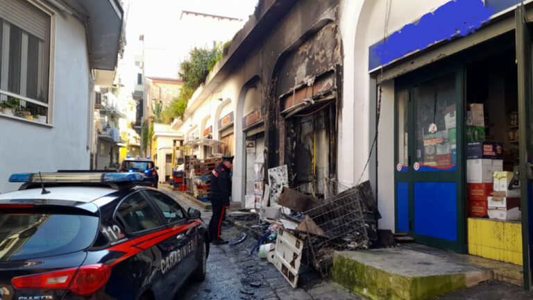 incendio cassonetti gaeta 1 febbraio