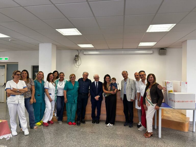 EQUIPE OSPEDALE CON SINDACO E BIMBO