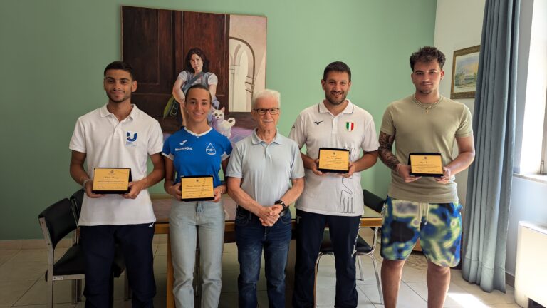 sindaco con ragazzi premiati