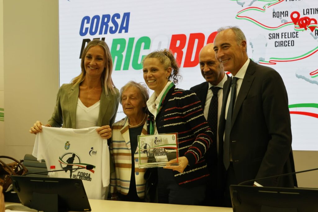 Il Sottosegretario allo sport della Regione Lombardia Fedeica Picchi riceve la targa 'Corsa del Ricordo'