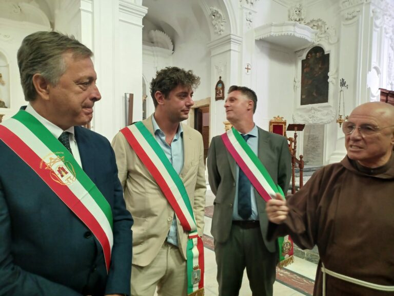 il presidente rizzo, l'assessore chiarato e il sindaco di Cropani nel duomo