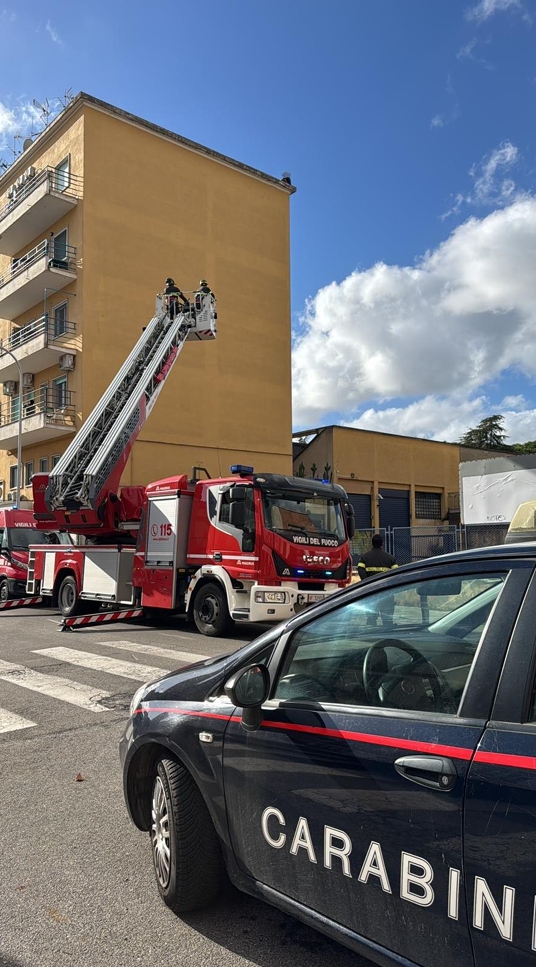 minaccia il suicidio gettandosi dal corniucione del palazzo